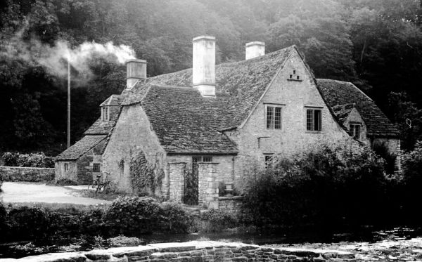 England 1938, Castle Combe, houses next to By Brook 22-012