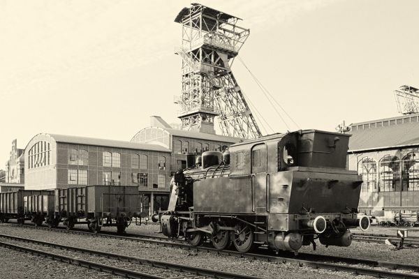 Dortmund-Bövinghausen: Zeche Zollern. The mine head tower / Förderturm, and steam engine / Dampflokomotive