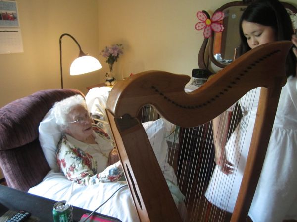 Sophia explaining the harp to Betty