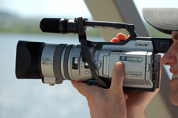 Sony Handycam MiniDV DCR-VX2000 camcorder