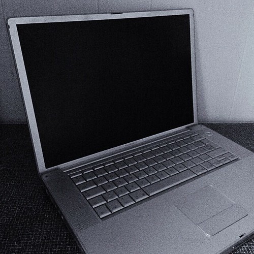 Everyone rembers their first Mac right? This is my awesome 2004 15' PowerBook G4 1,5GHz with a wooping 2 gigs of RAM and a 100 gigs of storage. Final Cut Pro was blazing fast at editing 1080p HDV footage on this baby :D #cultofmac