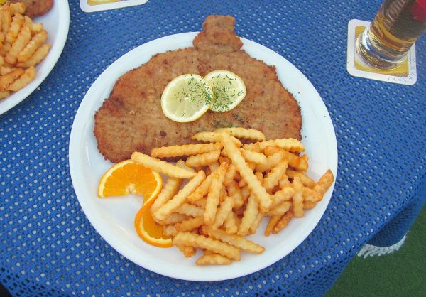 Small Schnitzel 'vienna style' with french fries / Kleines Schnitzel 'Wiener Art' mit Pommes Frites