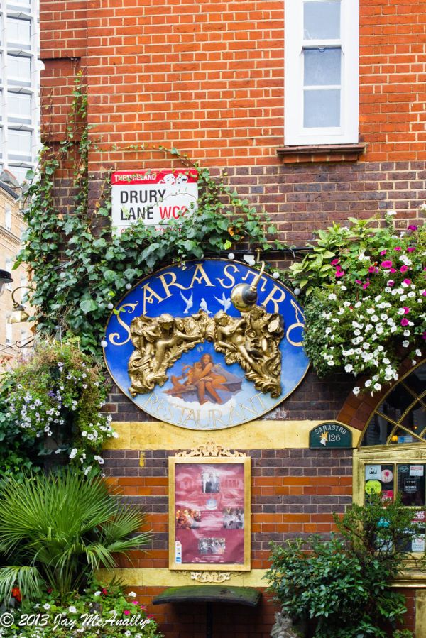 Do you know the muffin man, Who lives in Drury Lane?