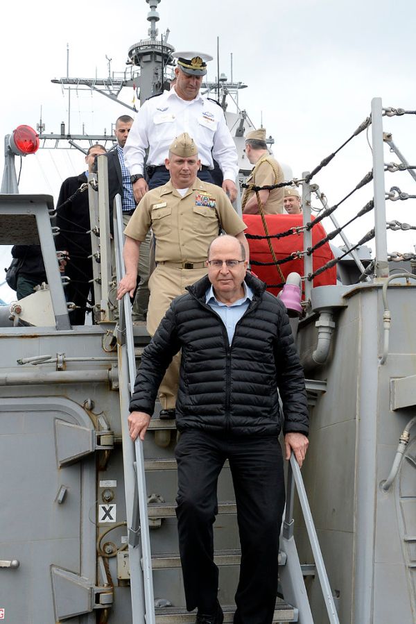 Ambassador Shapiro Hosts Israeli MoD Ya’alon on USS Carney