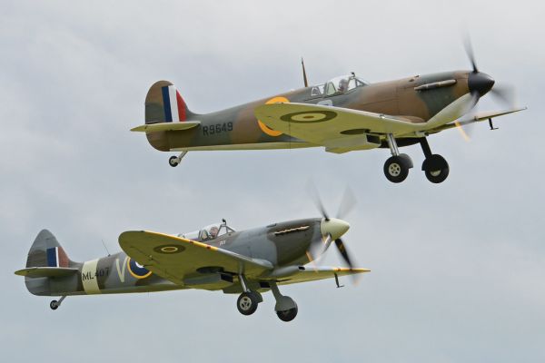 ‘Spitfire Scramble’#2 (EP122 + ML407). 2016 Flying Legends