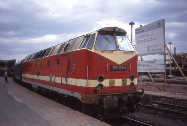 Rejoining DB and DB at Bahnhof Sonneberg, Thüringen - Deutsche Reichsbahn nr 119 063-6. Aug 1991.