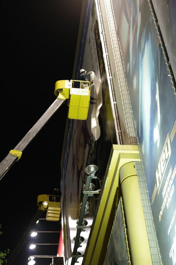 ソフマップ 秋葉原 アミューズメント館 壁面広告 STEINS;GATE 線形拘束のフェノグラム から 劇場版 魔法少女まどか☆マギカ Blu-ray & DVD に 1