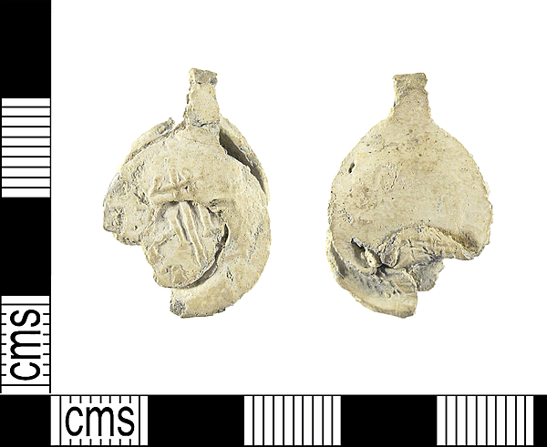 <div class='fn'> A post medieval lead alloy incomplete cloth seal probably dating 16th - 17th century.</div>