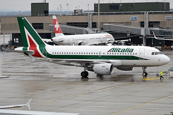 File:Alitalia, EI-IMX, Airbus A319-111 (30598122964).jpg
