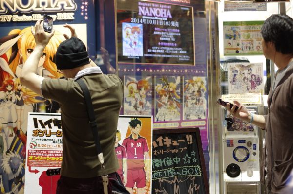 アニメイト 秋葉原 1F中央通り沿いショーウィンドウ 魔法少女リリカルなのは TVシリーズ Blu-ray BOXも大人気