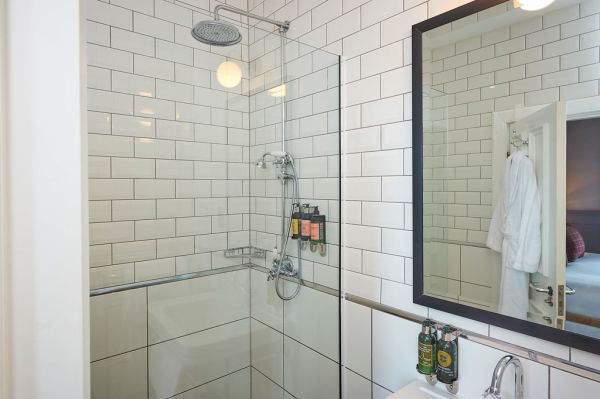 HDV St Andrews - Deluxe Sea View Room - Ablorlour Bathroom - Jul-22