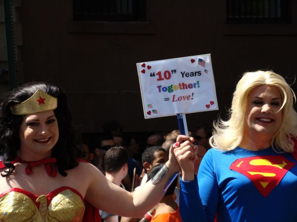 lesbian wonder woman supergirl