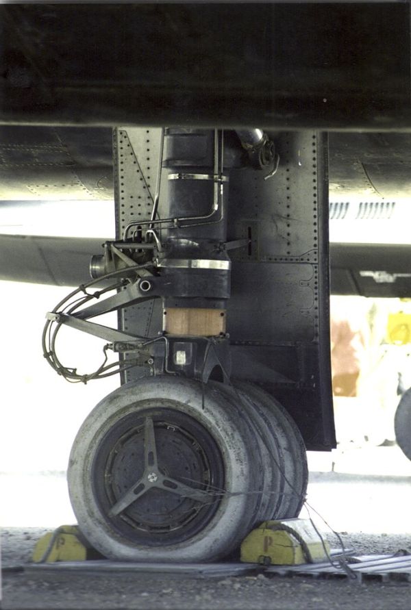 SR-71 3 wheel main landing gear