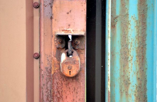 Soligor 70 - 210mm F2.8 - F4 @ 105mm @ F2.8 Wide Open ( DX Format ) also sold as Vivitar Series 1 AF & Cosina AF : NO sharpening