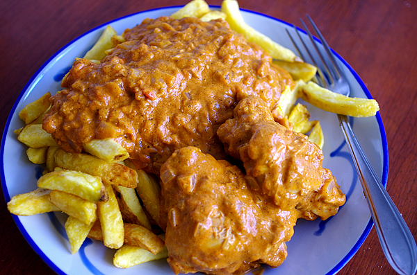 File:Chicken moambe with French fries (14792587921).jpg