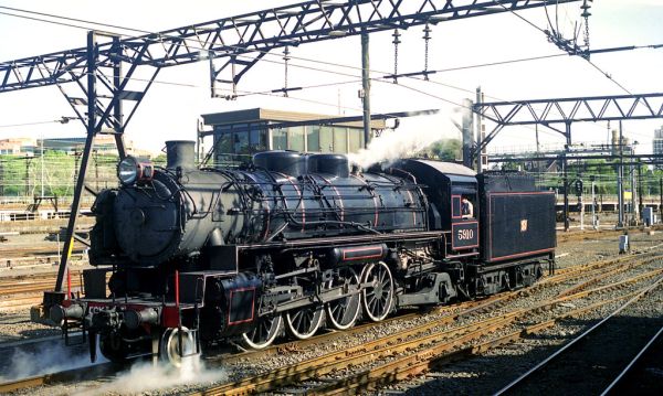 06848 (301) 30-09-1995 Rail Transport Museum Class 59 No 5910 light engine in the yard just beyond the platforms at Sydney Terminal Railway Station, New South Wales, Australia.