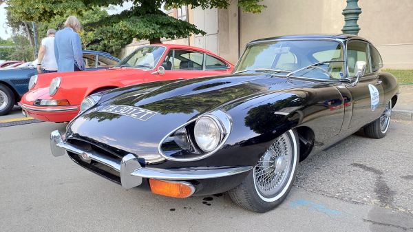 Jaguar E-Type vs. Porsche 911