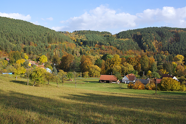 Skryje (okres Brno-venkov) - střed obce, pohled od západu obr2