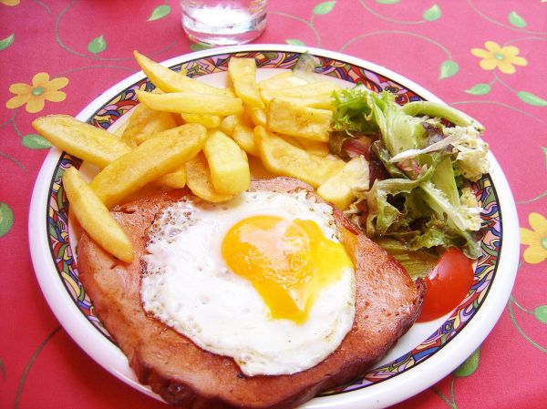 Leberkäse, Spiegelei & Pommes / meat loaf, egg & french fries