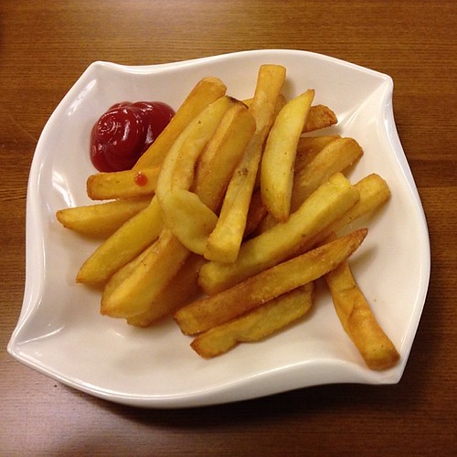 Who says you can't eat french fries in North Korea? Complete with Heniz ketchup. #DPRK #uritours