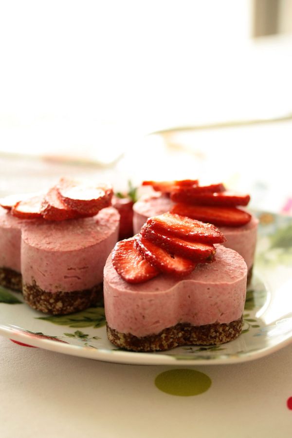 Raw vegan strawberry cake