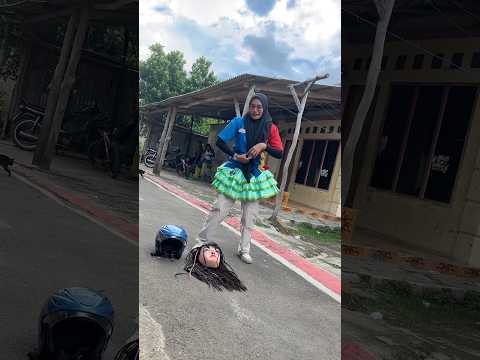 Mbak kasih Indomaret memakai kostum kedok cantik Betty